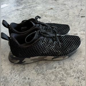 Women’s NoBull mesh runners size 8